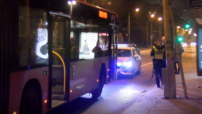 Paauglys po susidūrimo su autobusu krito be sąmonės