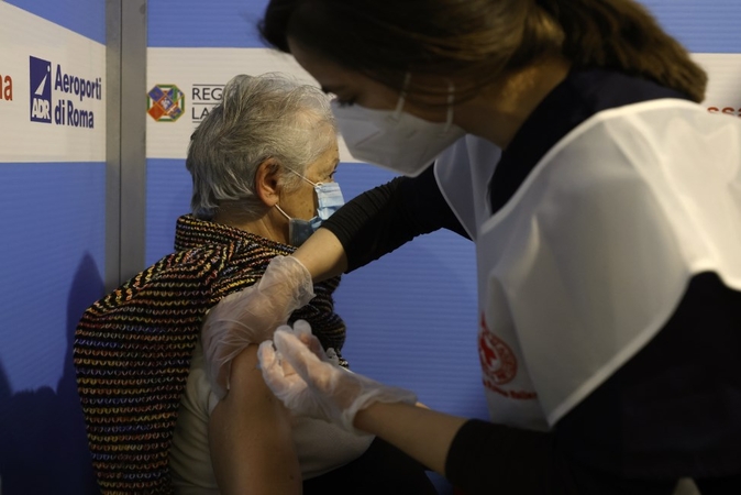 Italijos regionas po moters mirties stabdo skiepijimą „AstraZeneca“ vakcina