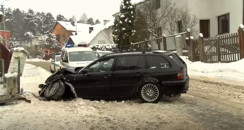 BMW nuotykiai Vilniuje: išvertė tvorą – gavo karštos arbatos