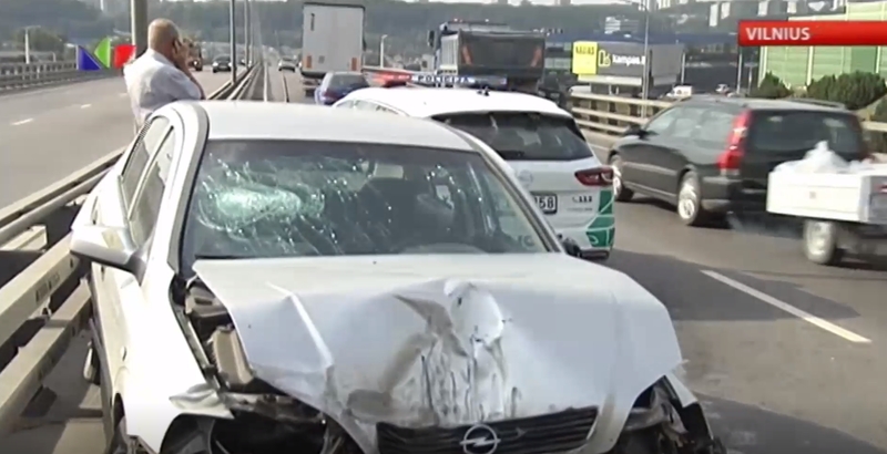 Vilniuje sunkvežimis sutraiškė opelį