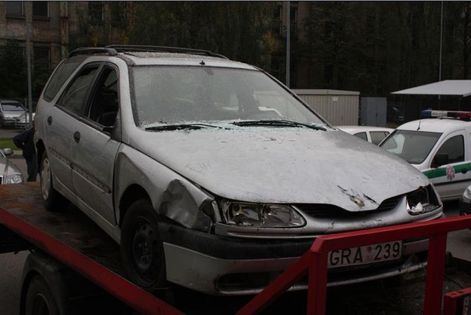 Vilniuje į parduotuvę automobiliu įvažiavę vagys pavogė du seifus