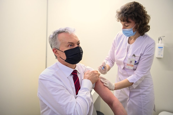 Pirmasis iš šalies vadovų pasiskiepijo prezidentas: rinkosi „AstraZeneca“ vakciną