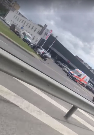 Nepilnametis motorolerio vairuotojas atsidūrė po automobilio ratais