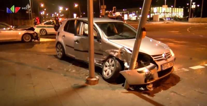 Vilniuje – galingas BMW ir „Volkswagen“ susidūrimas