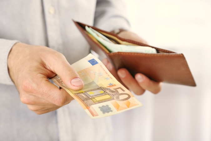 Vyriausybė pritarė MMA didinimui iki 730 eurų
