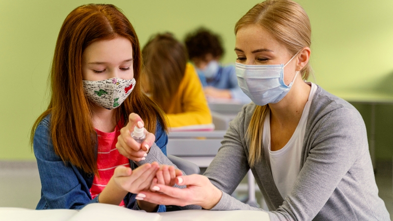 Mokyklų vadovai: vakcinuotis nuo COVID-19 atsisako pavieniai pedagogai