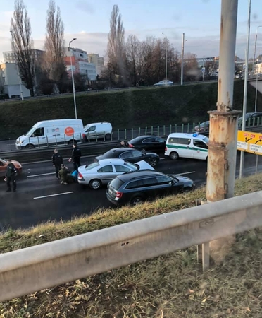 Geležinio Vilko gatvėje – spūstis: susidūrė trys automobiliai