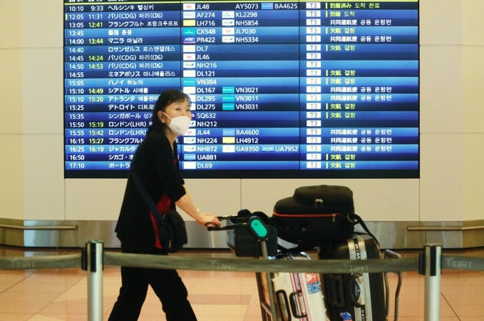 Dėl naujos koronaviruso atmainos Japonija stabdo užsieniečių atvykimą į šalį