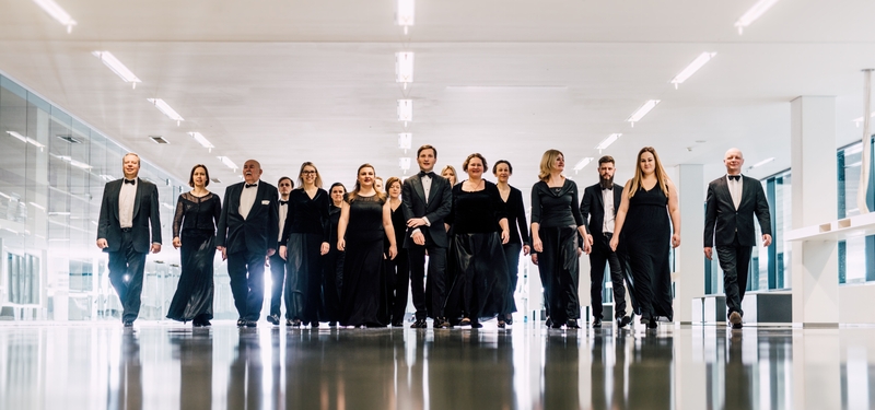 Šv. Kristoforo kamerinio orkestro nariai žengia į scenos vidurį