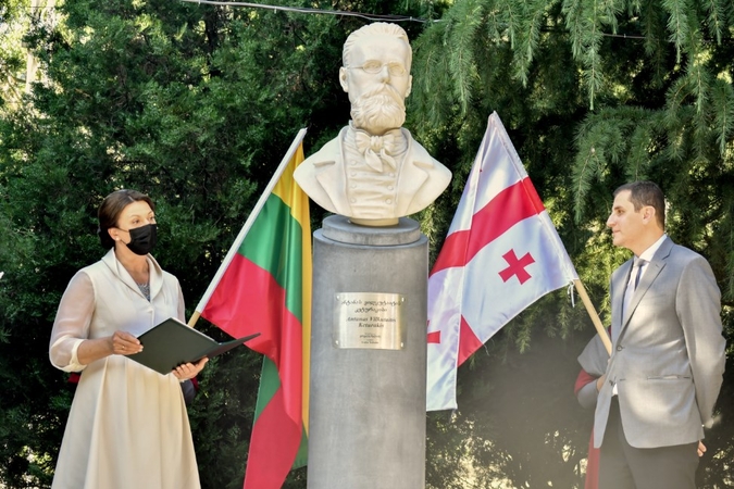 Sakartvele atidengtas paminklas lietuvių dramaturgui A. Vilkutaičiui-Keturakiui