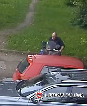 Padėkite atpažinti: šis vyras nuvažiavo svetimu motoroleriu