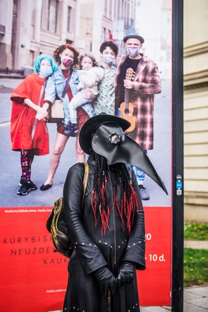 Vilniuje – kaukių mados savaitė: kūrybiškumo neuždengsi kauke