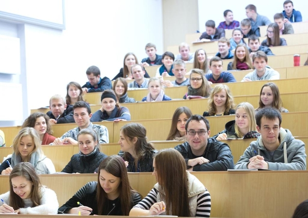 Kompensacijų už mokamas studijas gali tikėtis daugiau studentų