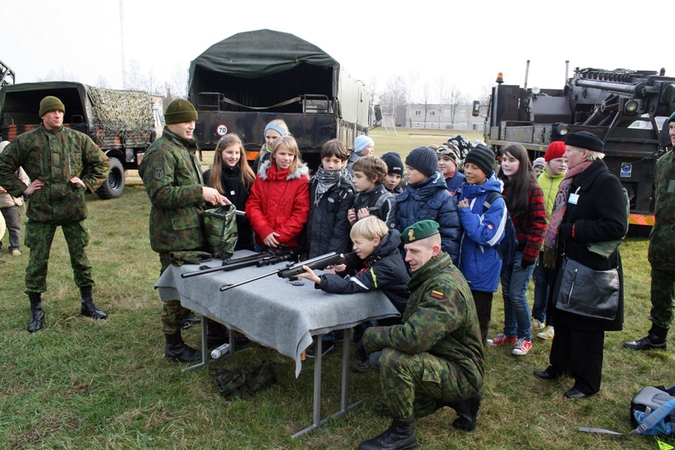 Konservatoriai siūlo mokyklose įvesti privalomą krašto gynybos dalyką