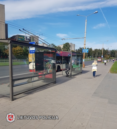Ieško liudininkų: dviratininkas partrenkė pėsčiąją, kartu važiavo vaikas