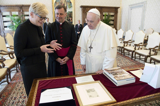 Premjerė susitiko su popiežiumi Pranciškumi: perdavė paramą fondui