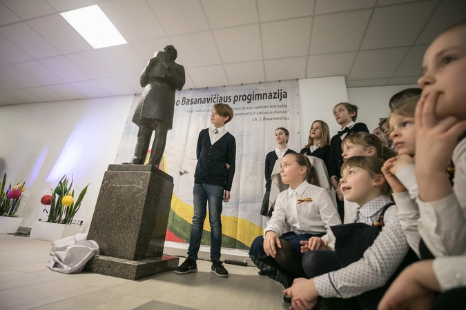 Bronzinė J. Basanavičiaus skulptūra persikraustė į progimnaziją