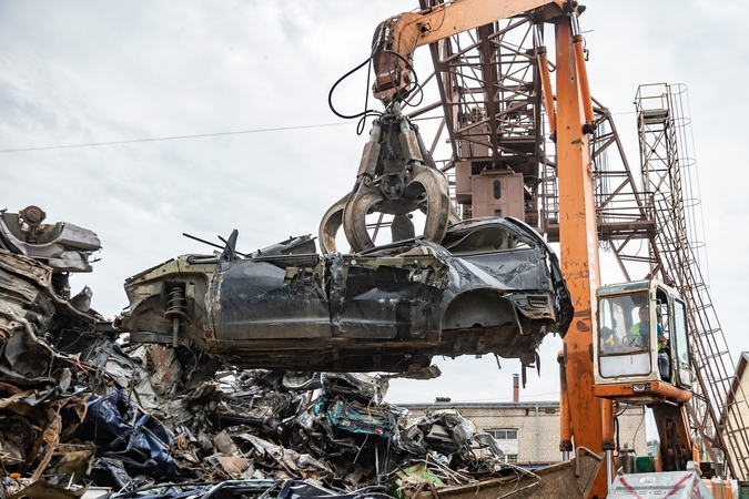 Vilniaus kiemuose dūlėję nevažiuojantys automobiliai virsta drožlėmis