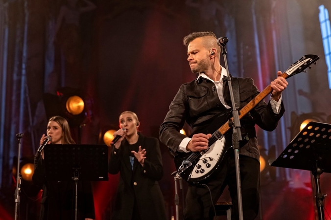 Scena iš koncerto „Legenda. Vytautas Kernagis. Istorijos ir dainos“.