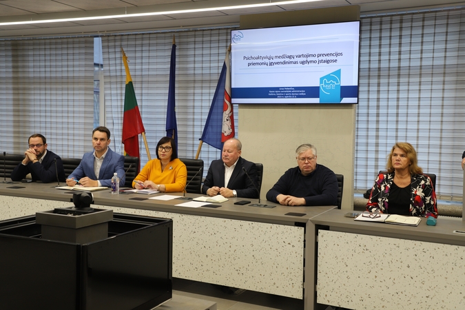 Dalyviai: į išplėstinį pasitarimą apie narkotikų vartojimo prevenciją pakviesta įvairių sričių specialistų, ugdymo įstaigų vadovų, policijos atstovų.