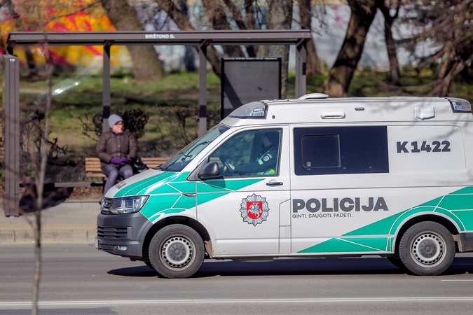 Situacija: netoli prekybos centro susimušusių paauglių skirti vyko net trys policijos ekipažai.