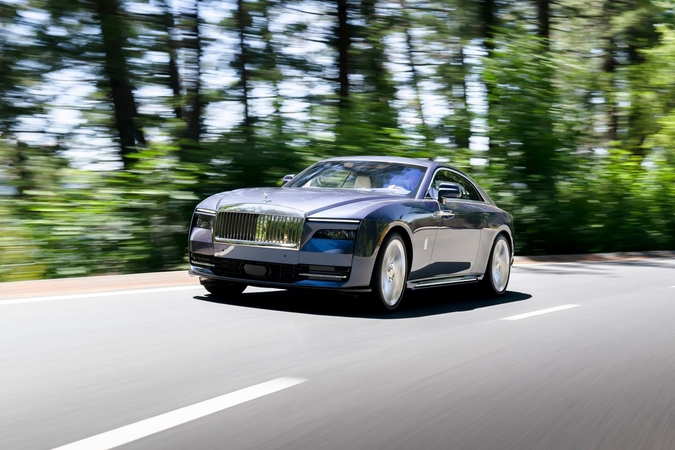 Naujokas: pernai gruodį Lietuvos rinkoje debiutavo elektromobilis „Rolls-Royce Spectre“.