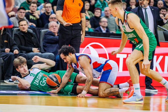 Gynyba: D. Giedraitis (ant grindų) neleido įsižaisti vienam „Anadolu Efes“ lyderių Sh. Larkinui.