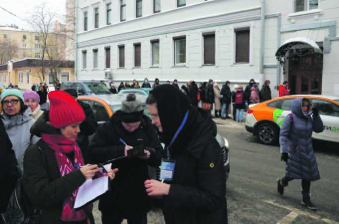 Pozicija: kad savo parašu paremtų B. Nadeždino ketinimus dalyvauti prezidento rinkimuose Maskvos, o ir kitų miestų gyventojai stovėjo eilėse.