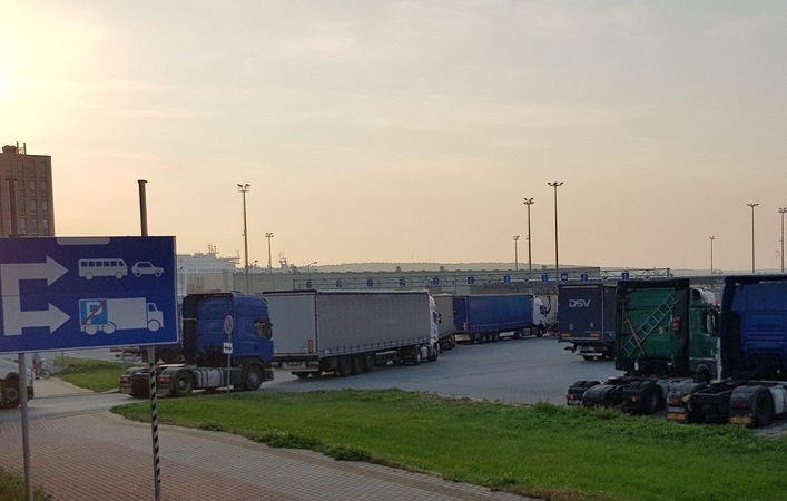 Sangrūda: sunkvežimių kamšatys prie įvažos į jūrų perkėlą.