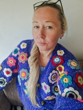 Naujausias: šį megztinį A. Skipskytė dekoravo gėlytėmis, kurias nunėrė ilsėdamasi Kipre, prie jūros.