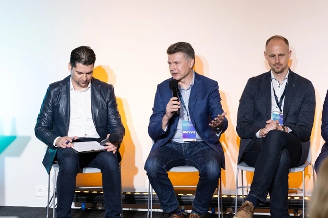 Rinka: R. Švedas (viduryje) pastebi, kad juoduoju auksu vadinama nafta užleidžia vietą elektrai.