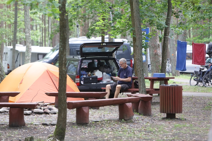 Būdai: turistai keliauja ne tik kemperiais, bet ir automobiliais.