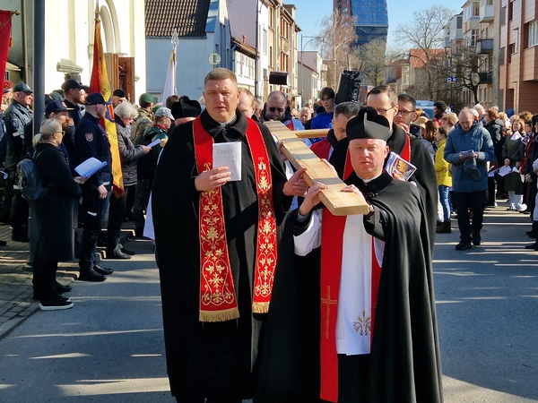 Veiksmas: klaipėdiečiai su Kristaus kančią simbolizuojančiu kryžiumi pajudėjo nuo Kristaus Karaliaus bažnyčios.