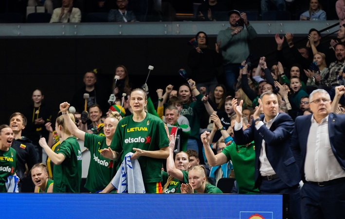 Atsitiesė: Lietuvos moterų krepšinio rinktinė, kuriai vadovavo R. Grigas (dešinėje), pirmą kartą nuo 2015 m. iškovojo kelialapį į „EuroBasket“ finalo turnyrą.