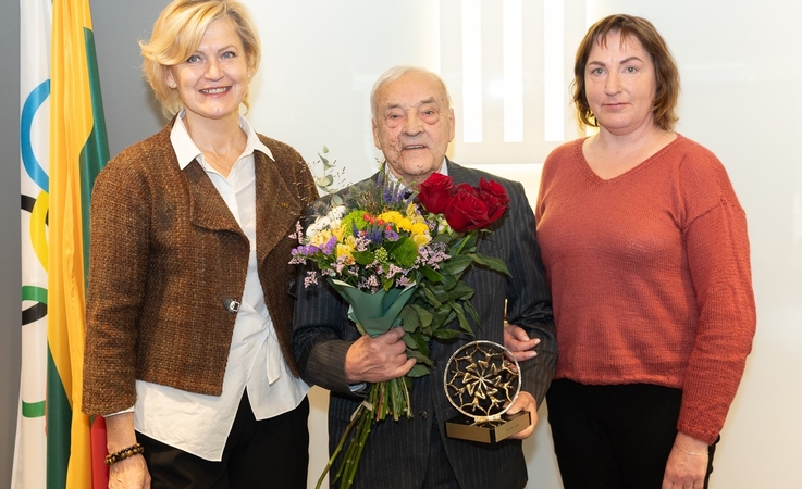 Susitikimas: buvusį savo trenerį A. Arelį pasveikino olimpietės B. Šakickienė (kairėje) ir K. Poplavskaja.