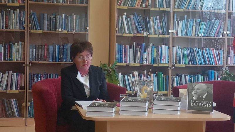 Renginys: žinomo pedagogo B. Burgio biografinę knygą pristatė jo našlė Albina – renginio metu dalintasi prisiminimais apie šį garbingą žmogų.