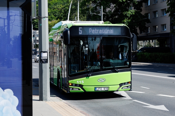 Naujovė: tarybai pritarus, nuo rugpjūčio 1 d. Kauno viešajame transporte už kelionę bus galima atsiskaityti ir banko kortele.