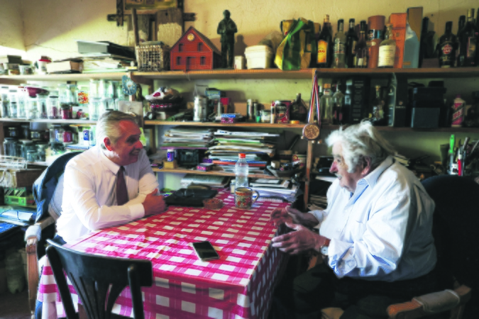 Autentiškas: J. Mujica (dešinėje) savo kukliuose, lengvame chaose paskendusiuose namuose priima tuometį Argentinos prezidentą Alberto Fernándezą.