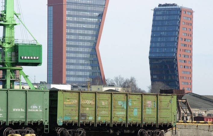 Realybė: gamybiniai vaizdai nuo uosto pusės tarsi nustelbia Klaipėdos miestą.