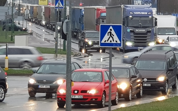 Rūpestis: sunkiojo transporto sankaupos Klaipėdos uosto prieigose liudija apie neišspręstas problemas.