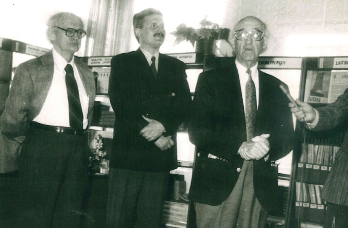 Pradžia: Išeivijos studijų centras, vėliau išaugęs į Lietuvių išeivijos institutą, atidarytas 1994 m. 