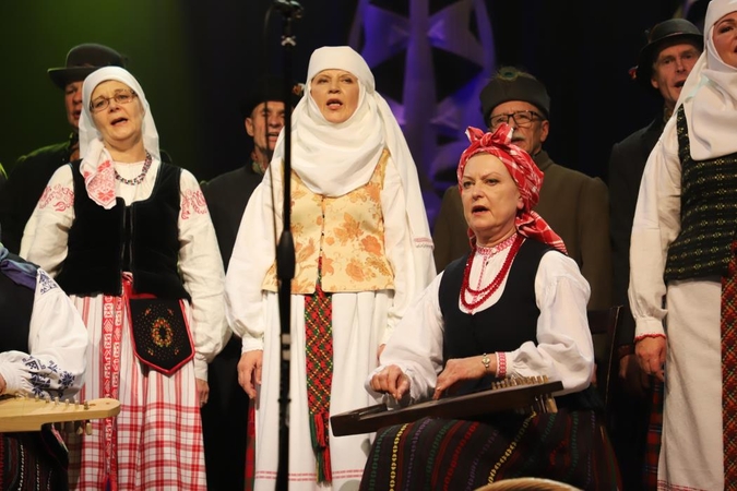 Vieta: prie senųjų Raudondvario kapinių lapkričio 2 d. vyks tradicinis Vėlių pagerbimo vakaras su Raudondvario kultūros centro folkloro ansambliu „Piliarožė“.