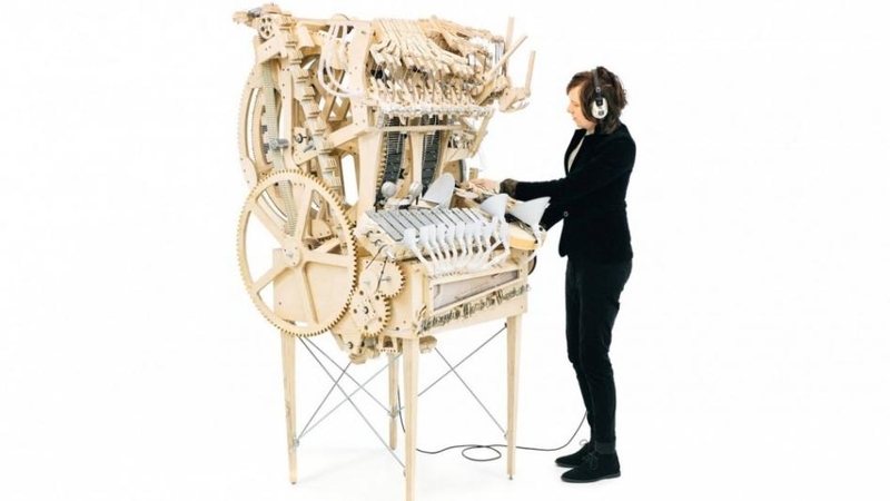 Išrastas muzikos instrumentas, kurio skambesį kuria metaliniai rutuliukai 