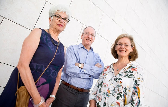 Carol A.Mason, Johnas Flanaganas ir Christine Holt