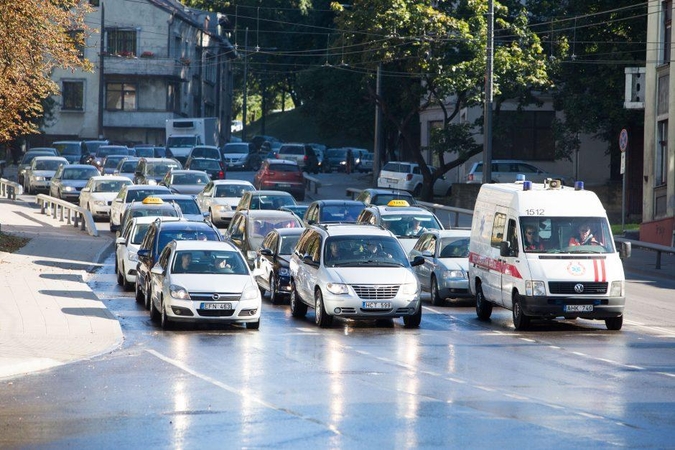 Plaunant Parodos kalną susidarė automobilių spūstis