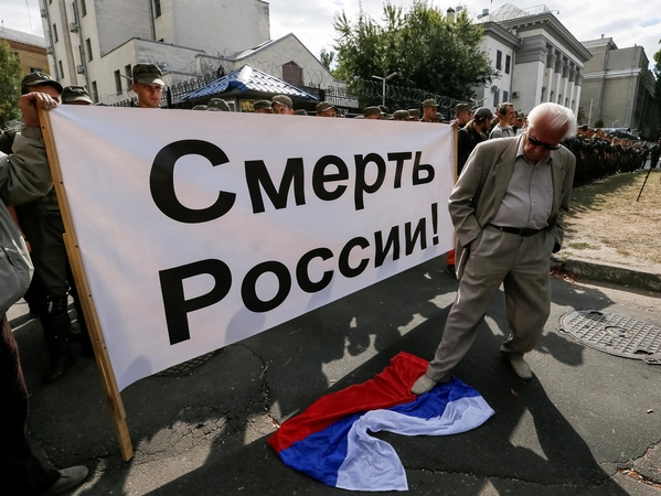 Kijeve protestuotojai blokavo rinkėjų laukiančią Rusijos ambasadą