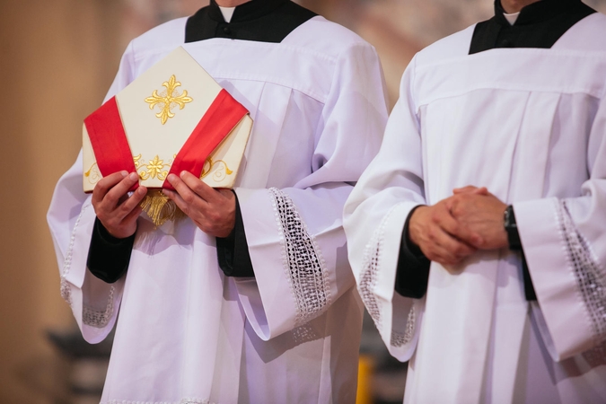 Ar pagrįstai nuo karo prievolės atleidžiami tik tradicinių religijų dvasininkai?