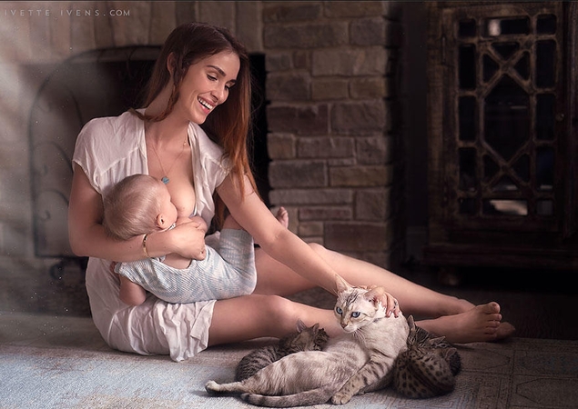 Geidžiama nėščiųjų fotografė žindo savo 5 metų sūnų