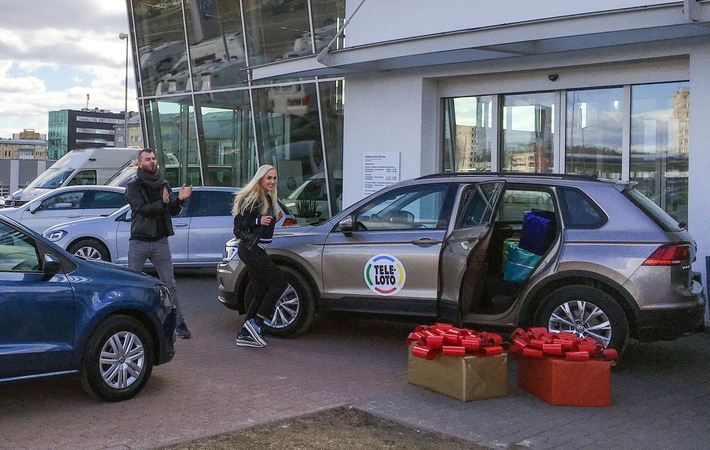 I. Stonkuvienė prigauta lipanti per automobilio langą