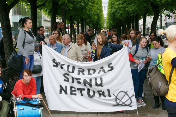 Protestuotojų gretas išretino lietus ar nuolaidos?